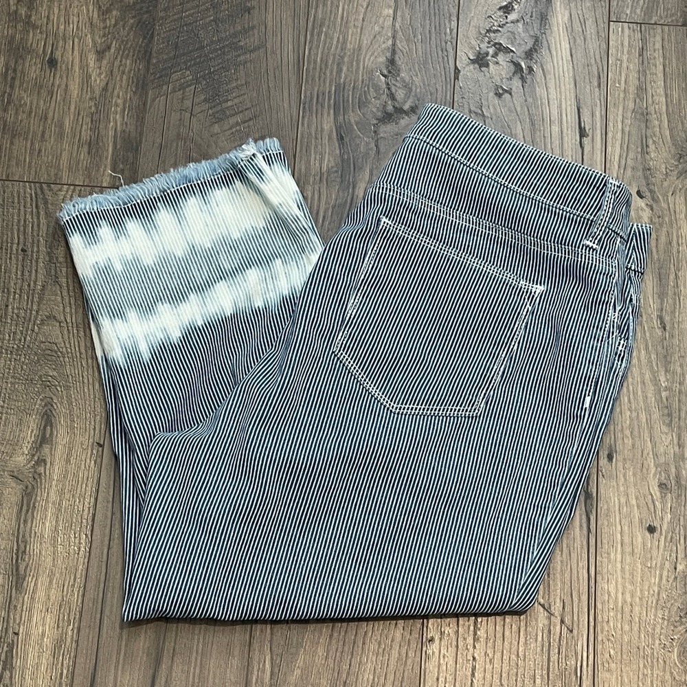 Chicos Perfect Stretch Girlfriend Slim Leg Capri Blue White Stripe Pants Sz 2.5